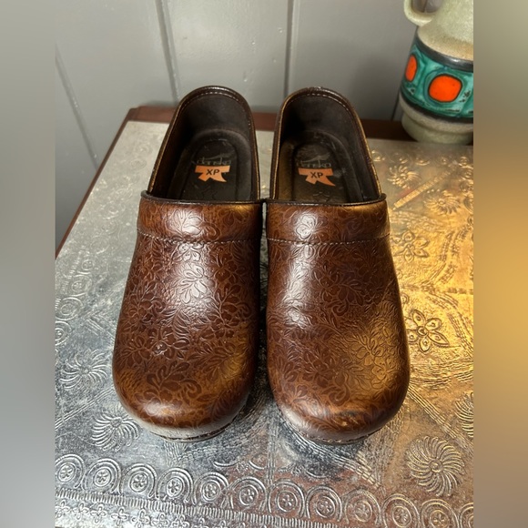 Dansko Pro XP Brown Floral Tooled Leather Clogs Women’s Size EU 37 US 6.5-7 - Picture 7 of 13